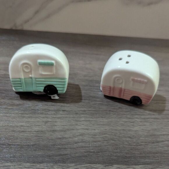 Camper RV Rig  Salt & Pepper Shaker Set Retro Pink & Green Ceramic New - Picture 5 of 6